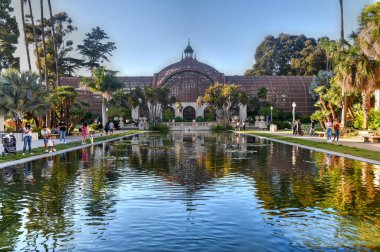 San Diego, CA - 19 Temmuz 2020: San Diego, Kaliforniya, ABD 'deki Balboa Park Botanik Binası ve Göleti.
