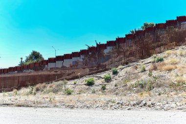 Amerika Birleşik Devletleri ile Meksika arasındaki sınır duvarı San Diego, California 'dan Tijuana, Meksika' ya bakıyor..