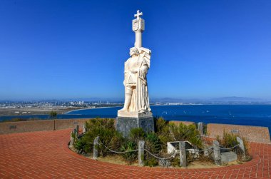 San Diego, CA - 17 Temmuz 2020: Juan Rodriguez Cabrillo heykeli ve San Diego, Kaliforniya panoraması.