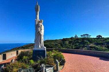 San Diego, CA - 17 Temmuz 2020: Juan Rodriguez Cabrillo heykeli ve San Diego, Kaliforniya panoraması.
