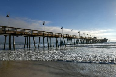 Gün batımında rıhtım ve Pasifik Okyanusu, Imperial Beach, San Diego, California yakınlarında.