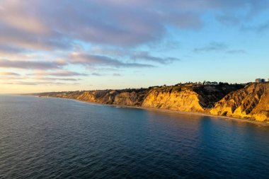 Gün batımında Kaliforniya, La Jolla 'daki Scripps Sahil Koruma Alanı' nın havadan görüntüsü.