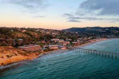 Gün batımında Kaliforniya, La Jolla 'daki Scripps Sahil Koruma Alanı' nın havadan görüntüsü.