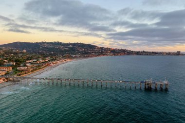 Gün batımında Kaliforniya, La Jolla 'daki Scripps Sahil Koruma Alanı' nın havadan görüntüsü.