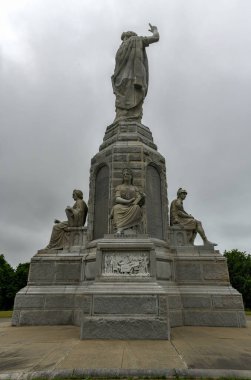 Plymouth, Massachusetts 'teki Atalarımızın Ulusal Anıtı, 1889' da Pilgrim Cemiyeti tarafından dikildi.