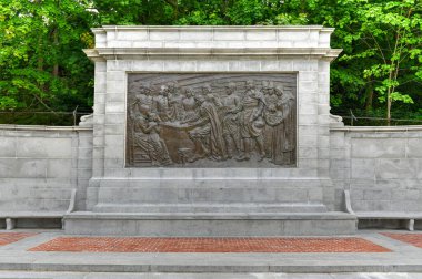 ABD 'nin Massachusetts eyaletinin Provincetown kentindeki Pilgrim Anıtı ve Bronz Bas Yardım Heykeli.