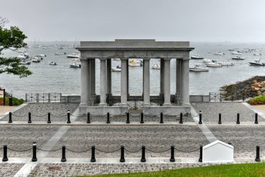 Plymouth, Massachusetts - 3 Temmuz 2020: Yeni Dünya 'daki Mayflower yolcularının karaya çıktığı ünlü Plymouth Kayası.