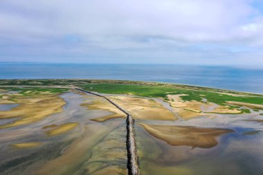 Provincetown Causeway, aynı zamanda Breakwater Yürüyüşü olarak da bilinir, yürüyüşçülerin limandan geçmesine ve Cape 'in en uç noktasına ulaşmasına olanak sağlayan düzensiz bir kaya topluluğudur..
