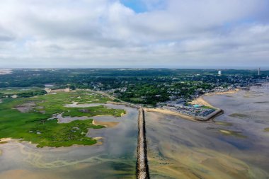 Provincetown Causeway, aynı zamanda Breakwater Yürüyüşü olarak da bilinir, yürüyüşçülerin limandan geçmesine ve Cape 'in en uç noktasına ulaşmasına olanak sağlayan düzensiz bir kaya topluluğudur..