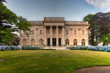 Newport, Rhode Island 'daki Mermer Ev. Bir Altın Çağı konağı ve tapınak önü kapısı Beyaz Saray 'a benziyor..