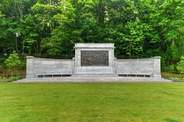 美国麻萨诸塞州城市的朝圣者纪念碑与青铜湾救济 — 图库照片