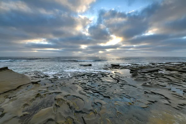 位于加利福尼亚州圣地亚哥拉乔拉的潮水池中的落日 — 图库照片