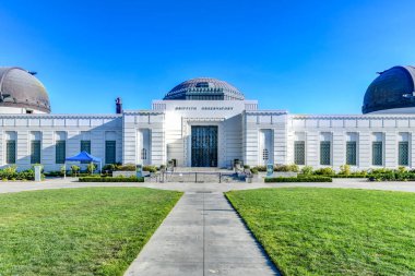 Ünlü Griffith Gözlemevi Los Angeles 'taki Griffith Park' ta Hollywood Dağı 'nın güney yamacında oturuyor..