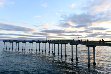San Diego, Kaliforniya 'daki Ocean Beach Rıhtımı' nda gün batımı.