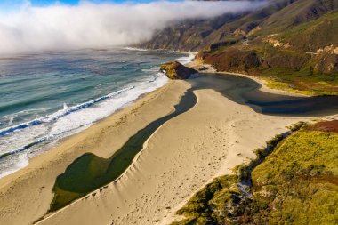 Okyanus sisi 1. Otoyol ve Kaliforniya Büyük Sur 'a doğru ilerliyor.