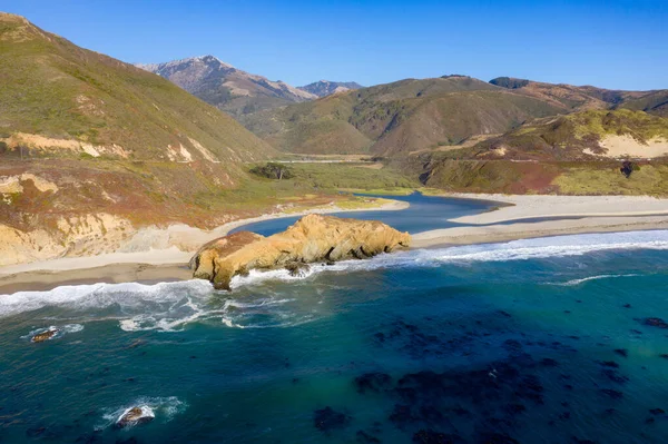 米国カリフォルニア州ハイウェイ1とビッグサーへの海洋霧の圧延 — ストック写真