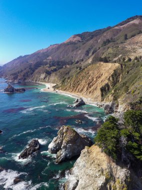 Kaliforniya 'nın orta kesimindeki Big Sur sahilinde McWay Falls' un manzarası..