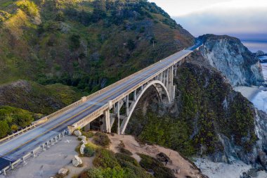 Rocky Creek Köprüsü, Kaliforniya 'da spandrel kemer köprüsü, Monterey County, ABD' de Big Sur.