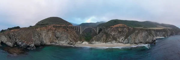 アメリカ カリフォルニア州ビッグサー付近の太平洋岸高速道路 高速道路1号線 のビックスビー橋のパノラマビュー — ストック写真