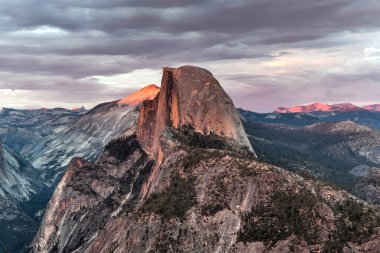 Buzul Noktası, Yosemite Vadisi, Half Dome, Yosemite Şelalesi ve Yosemite 'nin yüksek ülke manzarası..