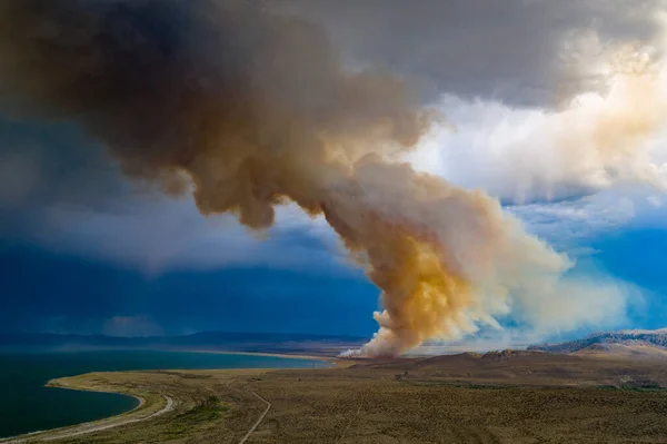 Mono Lake Sus Dramáticas Torres Toba Emergen Superficie California — Foto de Stock