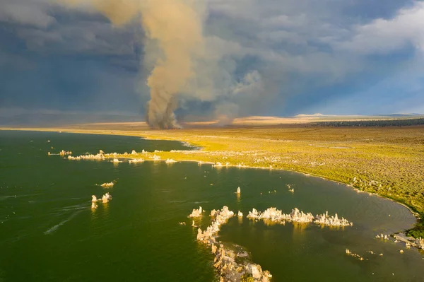 Mono Lake Sus Dramáticas Torres Toba Emergen Superficie California — Foto de Stock