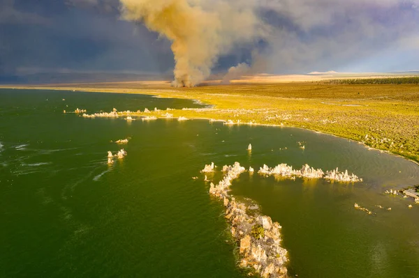 Mono Lake Och Dess Dramatiska Tufa Torn Framträder Från Ytan — Stockfoto