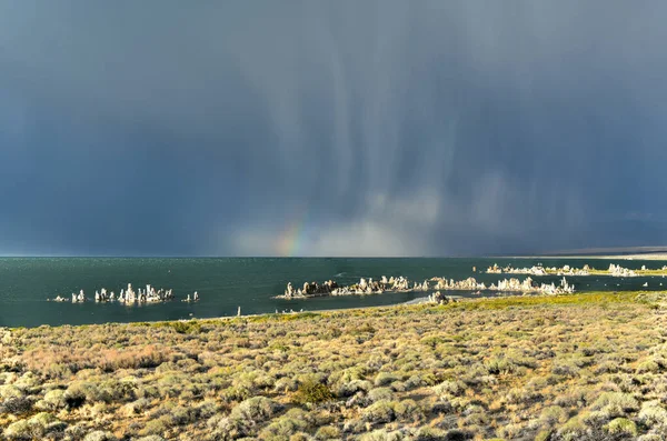 Mono Lake Zijn Dramatische Tufstenen Torens Die Van Het Oppervlak — Stockfoto