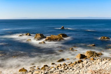 Pebble Sahili ve Kaliforniya kıyı şeridi 17 mil boyunca güzel bir manzara..