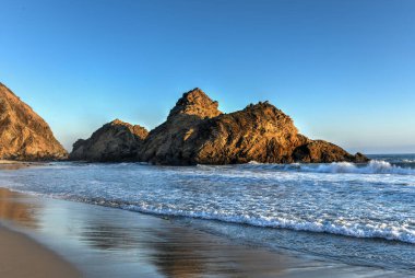 Pfeiffer Plajı Büyük Sur, Kaliforniya 'daki Pfeiffer Eyalet Parkı boyunca.