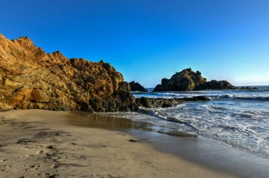 Pfeiffer Plajı Büyük Sur, Kaliforniya 'daki Pfeiffer Eyalet Parkı boyunca.