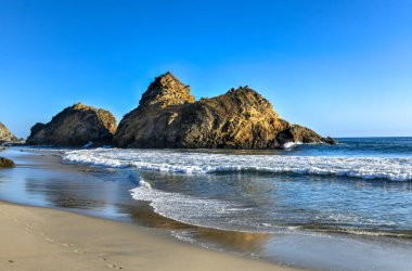 Pfeiffer Plajı Büyük Sur, Kaliforniya 'daki Pfeiffer Eyalet Parkı boyunca.