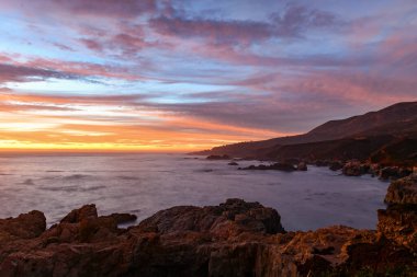 Kaliforniya, Garrapata Eyalet Parkı 'ndan kayalık Pasifik Sahili manzarası.