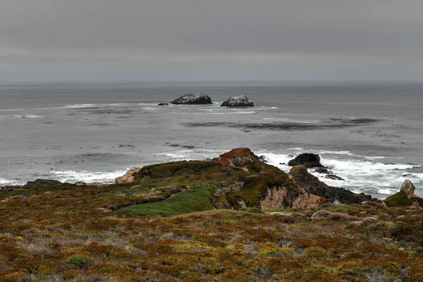 カリフォルニア州ガラパタ州立公園からの岩だらけの太平洋岸の眺め — ストック写真