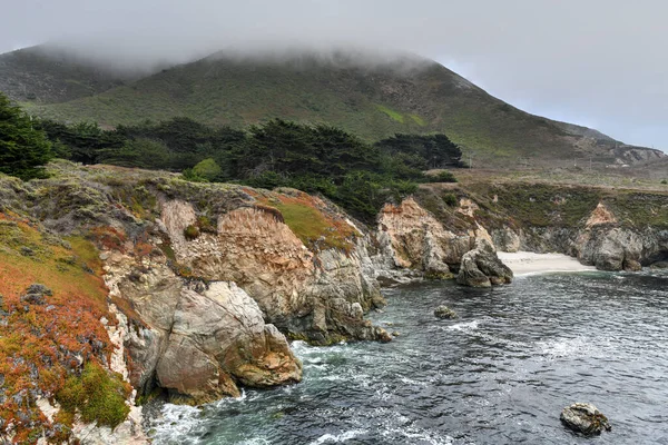 カリフォルニア州ガラパタ州立公園からの岩だらけの太平洋岸の眺め — ストック写真