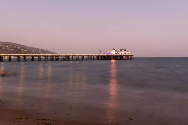 Malibu Kalifornia Sierpnia 2020 Molo Malibu Wzdłuż Plaży Malibu Zachodzie — Zdjęcie stockowe