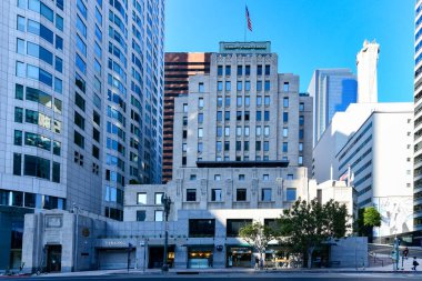 Los Angeles, Kaliforniya ABD - 26 Ağustos 2020: The CalEdison binası, eski adı One Bunker Hill, 1931 'de Güney Kaliforniya Edison Şirketi için Art Deco stilinde inşa edildi. 601 W 5. Cadde şehir merkezinde..