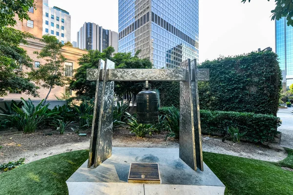 洛杉矶 加利福尼亚州 2020年8月26日 马圭尔花园的世界和平钟 位于洛杉矶市中心公共图书馆中央分馆旁边 这个钟是由103个国家捐赠的硬币和奖章铸成的 — 图库照片
