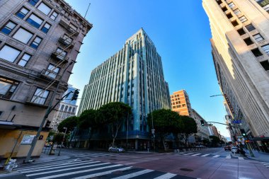 Los Angeles CA, 26 Ağustos 2020: Los Angeles şehir merkezindeki ikonik Doğu Kolombiya Binası Art Deco mimari tarzının güzel bir örneğidir..