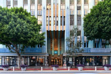 Los Angeles CA, 26 Ağustos 2020: Los Angeles şehir merkezindeki ikonik Doğu Kolombiya Binası Art Deco mimari tarzının güzel bir örneğidir..
