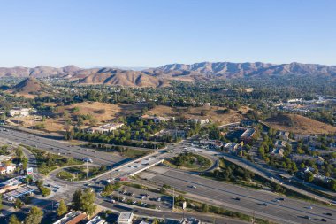 Agoura Hills, CA - 26 Ağustos 2020: Agoura Hills ve Los Angeles 'taki Ventura Otoyolu boyunca havadan görüş.