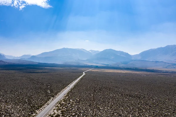 Vista Aérea Del Paisaje Seco Del Desierto Alrededor Del Lago —  Fotos de Stock