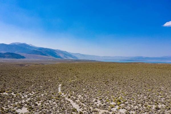 Widok Powietrza Suchy Pustynny Krajobraz Wokół Jeziora Mono Kalifornii — Zdjęcie stockowe