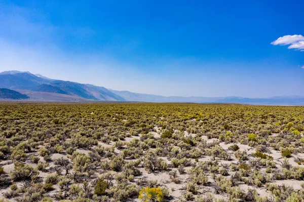 Vista Aérea Del Paisaje Seco Del Desierto Alrededor Del Lago — Foto de Stock