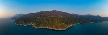 Nevada 'daki Tahoe Gölü' nün yanındaki gizli koy. Gizli Koy, Tahoe Gölü 'nün uzak doğu kıyısındaki 28. otoyol boyunca yer alan bir dizi plajdan biridir..