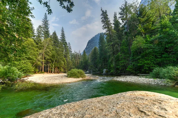 カリフォルニア州キングスキャニオン国立公園のロードエンドでのミュアウロック — ストック写真