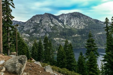 California Tahoe Gölü boyunca İlham Noktasından Emerald Körfezi manzarası