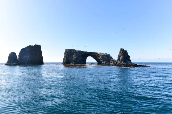 アーチロックオンアナカパ島 チャンネル諸島国立公園 カリフォルニア州 — ストック写真