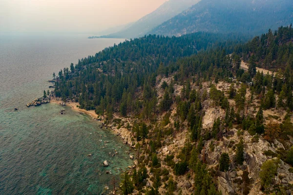 由于加利福尼亚附近的森林大火 内华达州塔霍湖畔的秘密湾 天空朦胧 — 图库照片