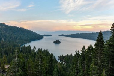 Emerald Bay State Park, ABD 'de Tahoe Gölü' nün Zümrüt Körfezi merkezli bir eyalet parkı..